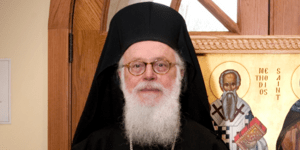 Επίθεση Αλβανών εθνικιστών στον Αρχιεπίσκοπο Τιράνων: Φύγε από τη χώρα μας