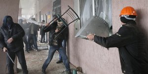 Στο «κόκκινο» παραμένει η ανατολική Ουκρανία: Διστάζει να επέμβει το Κίεβο -Προε