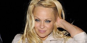 Η Πάμελα Αντερσον «λιώμα» από το ποτό μας δείχνει το εσώρουχό της [εικόνες]