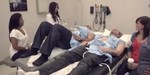 Θαρραλέοι άνδρς βιώνουν τους πόνους της γέννας και προκαλούν... γέλια [βίντεο]