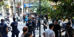 Οπαδοί των ΑΝΕΛ έξω από τα γραφεία των ΑΝΕΛ -Φωτογραφία: flashnews.gr