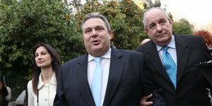 Ο πρόεδρος των ΑΝΕΛ Πάνος Καμμένος με τον Τέρενς Κουίκ και την Ελενα Κουντουρά- φωτογραφία intimenews