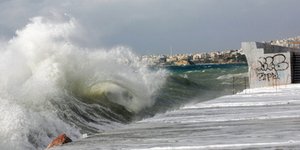 Θυελλώδεςι άνεμοι θα σαρώσουν για δεύτερη ημέρα τη χώρα - Στους 34 βαθμούς Κελσί