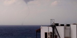 Εντυπωσιακές φωτογραφίες από τον υδροστρόβιλο που επισκέφθηκε τα Σφακιά [εικόνες