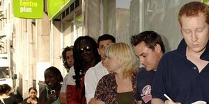 Guardian: Το οικονομικό μοντέλο που έκανε άνεργους του πτυχιούχους