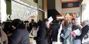 Ουρές από κόσμο στον ΟΑΕΔ για μία επιδοτούμενη θέση εργασίας