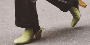 Γυναίκα ποζάρει στον φακό/Φωτογραφία Shutterstock