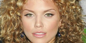 Η πρωταγωνίστρια του 90210 δείχνει κατά λάθος το στήθος της [εικόνα] 