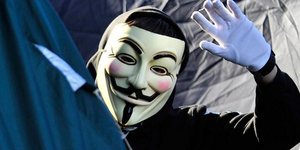Ηγετικό στέλεχος των Anonymous «καρφώνει» τους πρώην συντρόφους του