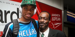 Ο Γιάννης Αντετοκούνμπο με τον πατέρα του Τσαρλς. Πηγή φωτό: Eurokinissi