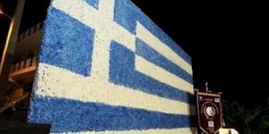 Πρωτομαγιάτικη... Ελληνική Σημαία