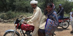 Ο άνθρωπος Γίγαντας του Πακιστάν κάνει έκκληση για βοήθεια [εικόνες]