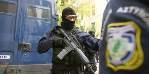 Νέες έφοδοι της Αντιτρομοκρατικής σε σπίτια στην Αττική: Βρέθηκαν όπλα και εκρηκ