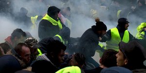 Πληθαίνουν οι συγκρούσεις αριστεριστών με εθνικιστές / Φωτογραφία: AP Images