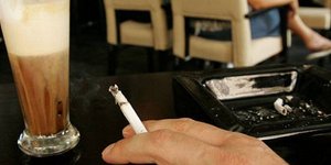 Στα «χαρτιά» ο αντικαπνιστικός νόμος -Απρόθυμοι να τον εφαρμόσουν οι επιχειρηματ