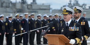 Ο αντιναύαρχος Ιωάννης Παυλόπουλος στην τελετή παράδοσης- φωτογραφία intimenews