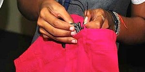 Ινδία: Ενα νέο τζιν με ειδικό κουμπί θα αποτρέπει το βιασμό