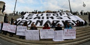 Σιωπηρή αντιρατσιστική πορεία στο κέντρο της Αθήνας [εικόνες]