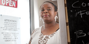 Το αυστηρό μήνυμα έγχρωμης στην πόρτα του μαγαζιού της: Προσοχή είμαι μαύρη