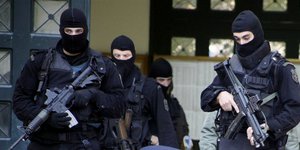 Καλάσνικοφ και χειροβομβίδες βρήκε η Αντιτρομοκρατική σε αυτοκίνητο στα Εξάρχεια