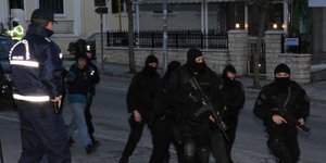 Από τα Τουρκοβούνια οι ληστές της Κοζάνης φόρτωσαν τα όπλα στα ΙΧ και πήγαν στο