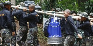 Στρατιώτες μεταφέρουν αντλία στο σπήλαιο (Φωτογραφία: AP/ Sakchai Lalit)