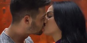 Power of Love: Τα «καυτά» φιλιά Ρένιας-Αντώνη στο κόκκινο δωμάτιο