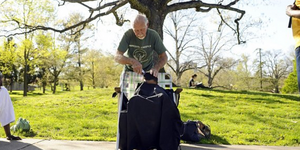 Ο 82χρονος που κουρεύει αστέγους και πληρώνεται μόνο σε... αγκαλιές [εικόνες]