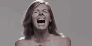 Απαθανατίζοντας τον πόνο: Φωτογράφος προκαλεί ηλεκτροπληξία στα μοντέλα του [βίν