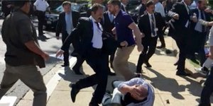 Εντεκα άνθρωποι είχαν τραυματιστεί στα επεισόδια έξω από την κατοικία του Τούρκου πρεσβευτή στην Ουάσινγκτον/ Φωτογραφία: AP