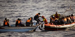 Εκατό μετανάστες διασώθηκαν