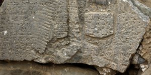 Εχει ύψος 50 εκατοστά και πάχος 13 εκατοστά