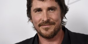 Υποδύεται τον πρώην αντιπρόεδρο των ΗΠΑ