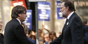Ο Κάρλες Πουτζδεμόντ και ο Μαριάνο Ραχόι (Φωτογραφία: AP/ Francisco Seco)
