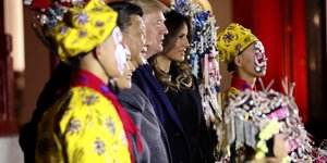 Ο Τραμπ έδειχνε φωτογραφίες της εγγονής του