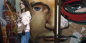 Σε μεγάλη αίθουσα παλιού εργοστασίου που έχει μετατραπεί σε μουσείο