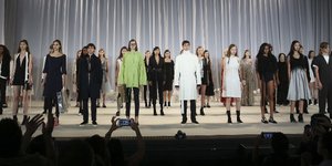Πολλα μοντέλα είναι μικρα σε ηλικία και άπειρα