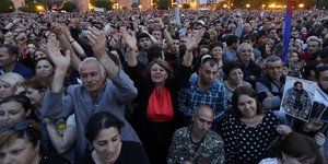 Από τις 13 Απριλίου η Αρμενία έχει βυθιστεί σε μια πρωτοφανή πολιτική κρίση