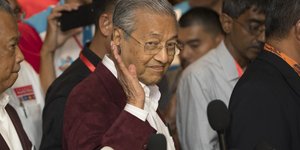 Ορκίζεται πρωθυπουργός