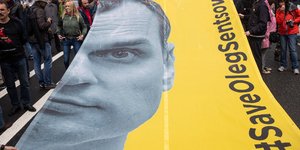 Διαμαρτυρία για τον Ολέγκ Σεντσόφ/ Φωτογραφία AP images