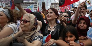 Ψήφισαν στα τουρκικά προξενεία