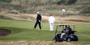 Ο Τραμπ παίζει γκολφ στο θέρετρό του στη Σκωτία (Φωτογραφία: AP/ Peter Morrison)