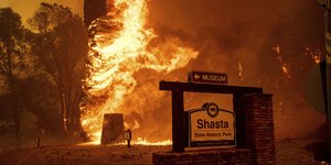 Περισσότεροι από 1.700 πυροσβέστες συμμετέχουν στις προσπάθειες κατάσβεσης
