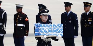 Αμερικανικό στρατιωτικό μεταγωγικό αεροσκάφος μετέφερε τις σορούς των πεσόντων