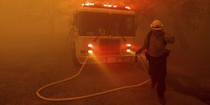 Περισσότεροι από εκατό πυροσβέστες στη μάχη με τις φλόγες