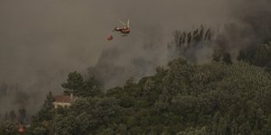 Περίπου 1.300 πυροσβέστες και στρατιωτικοί στη μάχη