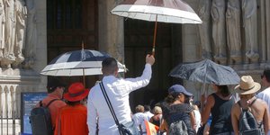 Τουρίστες στην Παναγία των Παρισίων/ Φωτογραφία AP images