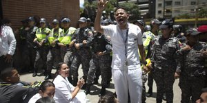 Μία ημέρα πριν την κυκλοφορία των νέων χαρτονομισμάτων