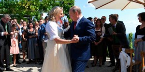 Ο Βλάντιμιρ Πούτιν χορεύει στο γάμο της ΥΠΕΞ της Αυστρίας/ Φωτογραφία AP images