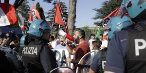Τους μετανάστες φιλοξενεί η Ρωμαιοκαθολική εκκλησία φωτογραφία: apimageς